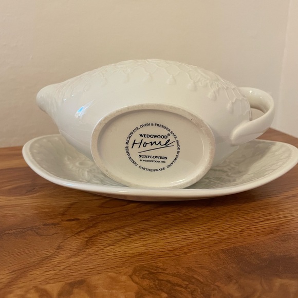 Wedgwood White Sunflower Gravy Boat with Saucer - Picture 3 of 3
